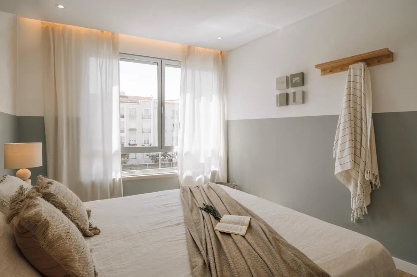 Trocchia - 1 Bedroom And Parking In Alvalade Lissabon